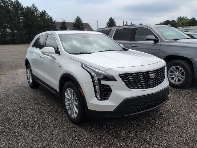 Used 2023 Cadillac XT4 Luxury w/ Trailering Package AWD/4WD image 3