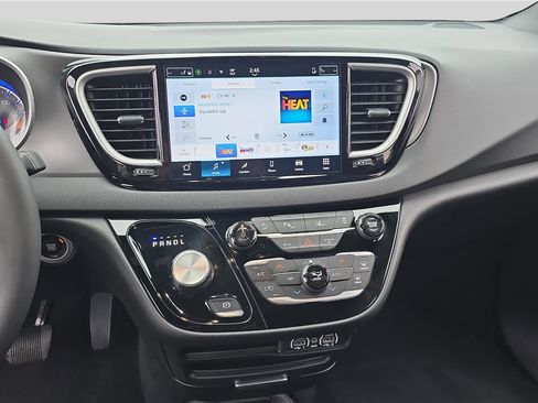 Used 2025 Chrysler Pacifica Select FWD image 21