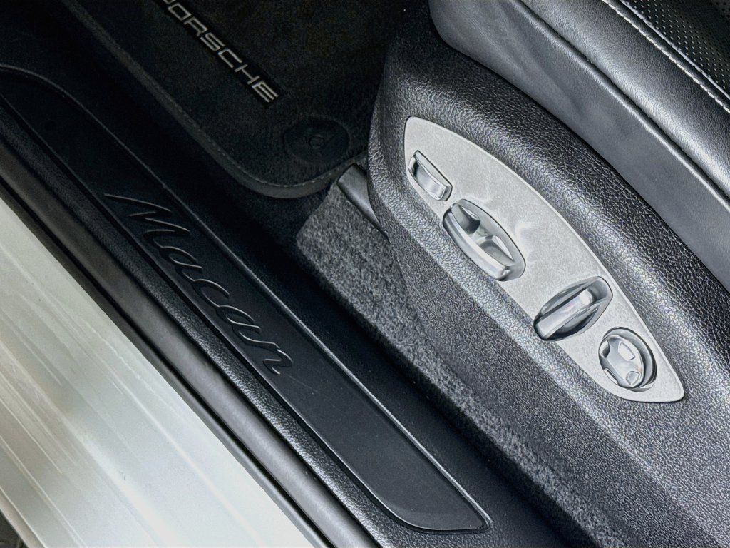 Used 2024 Porsche Macan AWD/4WD image 24