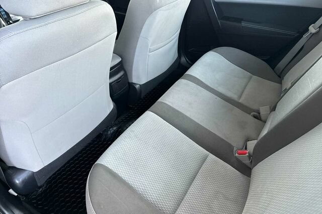 Used 2017 Toyota Corolla LE w/ Carpet Mat Package (TMS) FWD image 12
