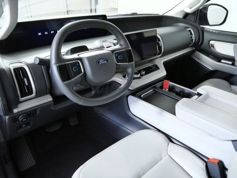 Certified 2025 Ford Expedition Active AWD/4WD image 3