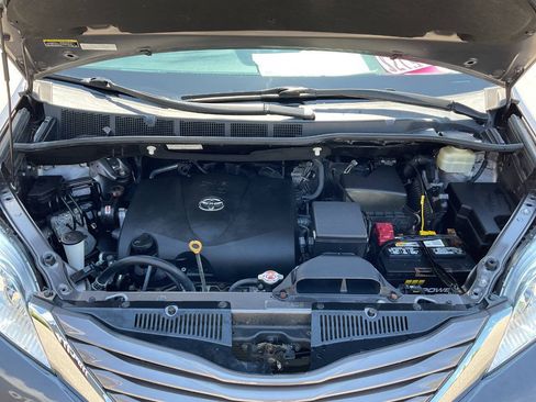 Used 2017 Toyota Sienna LE AWD/4WD image 52