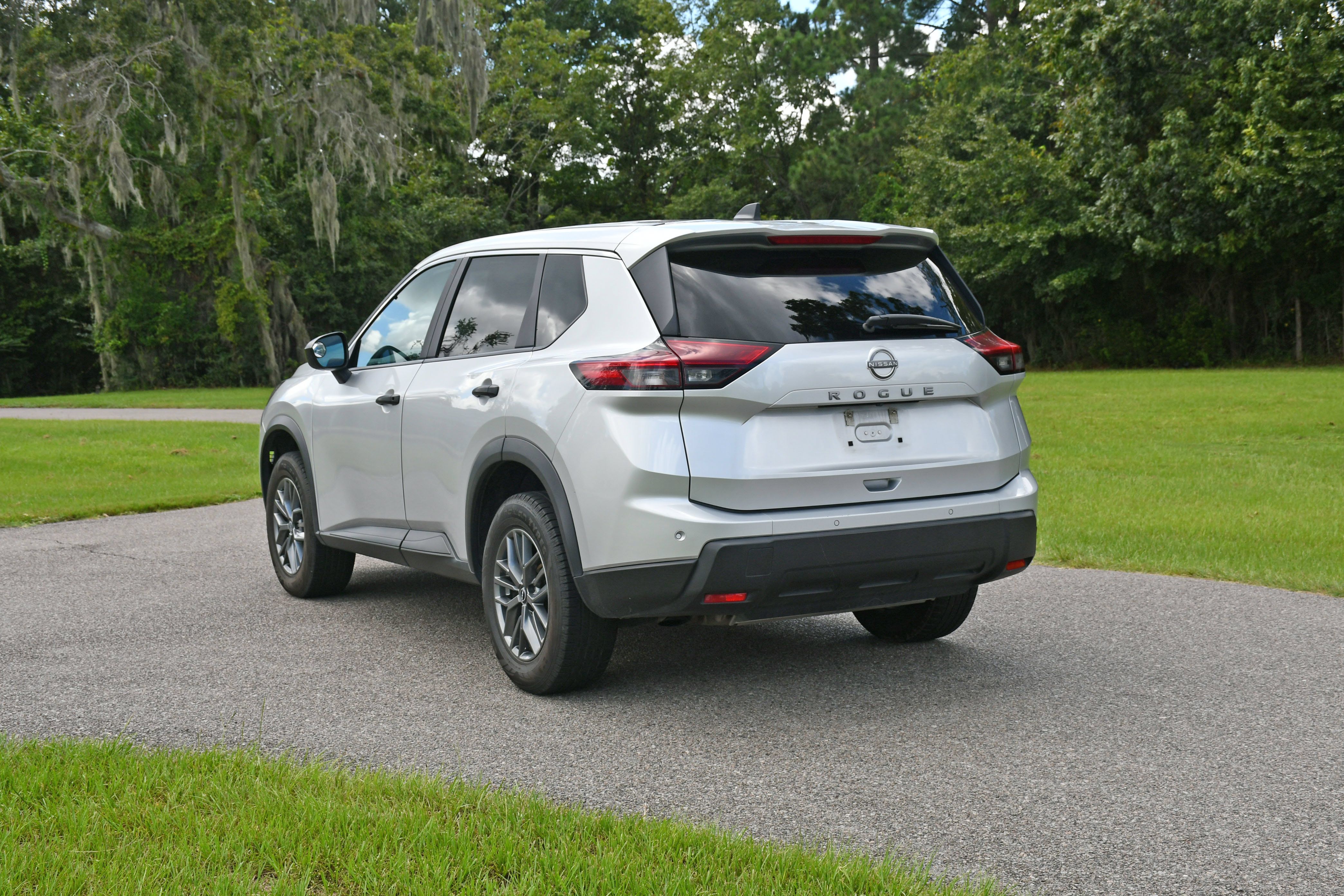 Used 2024 Nissan Rogue S FWD image 3