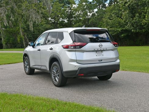 Used 2024 Nissan Rogue S FWD image 3