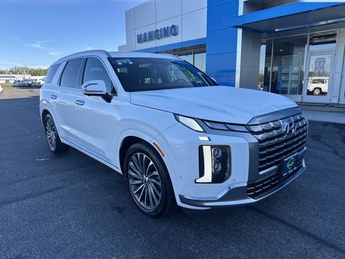 Used 2023 Hyundai Palisade Calligraphy image 2