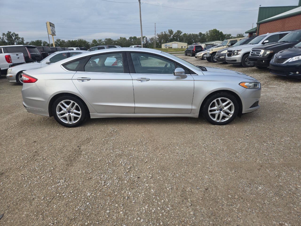 Used 2014 Ford Fusion SE FWD image 2