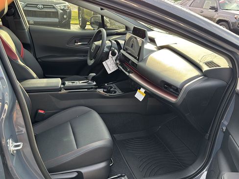 New 2025 Toyota Prius Plug-In Hybrid image 10