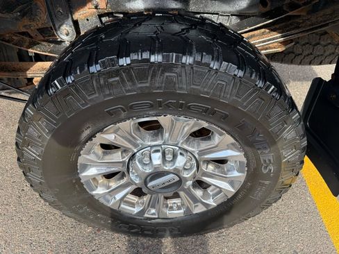 Used 2017 Ford F250 XLT w/ XLT Premium Package AWD/4WD image 10