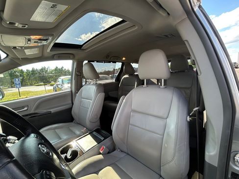 Used 2018 Toyota Sienna XLE w/ XLE Navigation Package FWD image 9