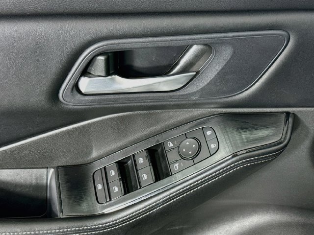 Used 2024 Nissan Rogue SV FWD image 17