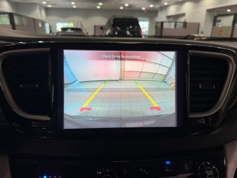 Used 2024 Chrysler Pacifica Touring-L FWD image 21