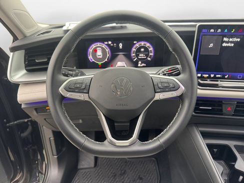 Certified 2025 Volkswagen Tiguan SE image 13