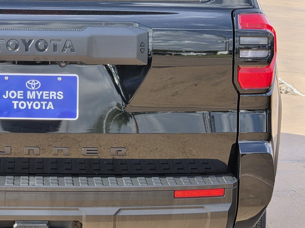 Used 2025 Toyota 4Runner SR5 AWD/4WD image 9