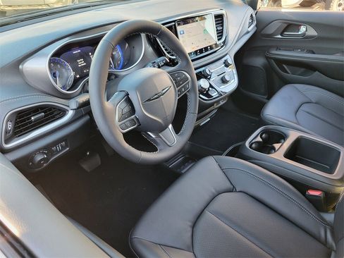 New 2026 Chrysler Pacifica Select image 3
