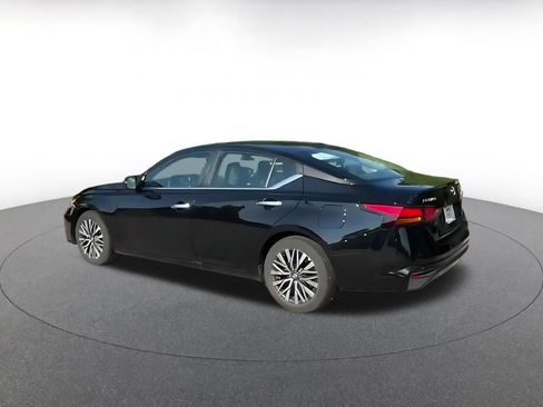 Used 2025 Nissan Altima 2.5 SV FWD image 9