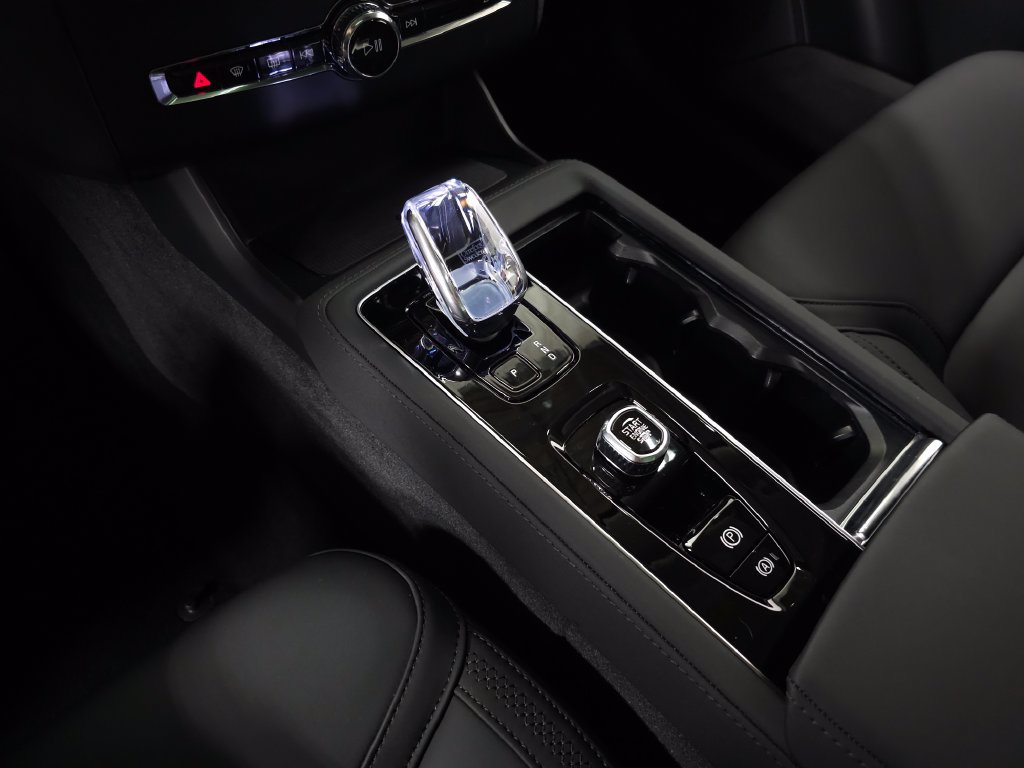 Certified 2025 Volvo XC90 B5 Core AWD/4WD image 30