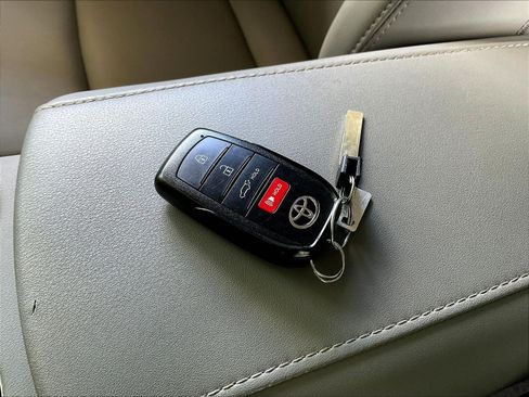Used 2024 Toyota Venza XLE AWD/4WD image 33
