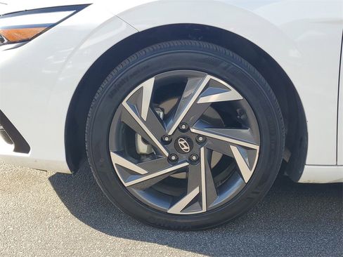 Certified 2025 Hyundai Elantra SEL image 8