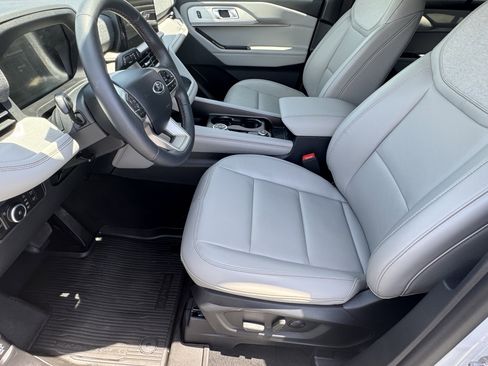 Certified 2026 Ford Explorer Active w/ Active Comfort Package RWD image 9