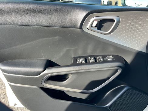 Used 2025 Kia Soul LX w/ LX Technology Package image 18