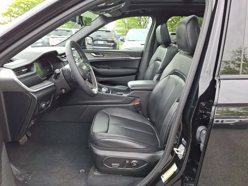 Used 2024 Jeep Grand Cherokee Limited w/ Luxury Tech Group II AWD/4WD image 13