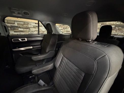 Used 2021 Ford Explorer XLT image 30