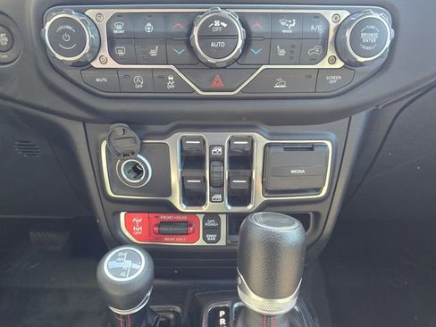 Used 2023 Jeep Wrangler Unlimited Rubicon w/ Cold Weather Group AWD/4WD image 15