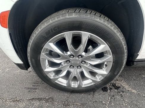 Used 2021 GMC Yukon Denali w/ Denali Premium Package image 9