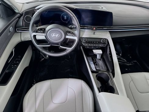 Certified 2025 Hyundai Elantra Limited FWD image 4