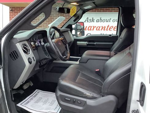 Used 2014 Ford F250 Lariat w/ Lariat Chrome Package image 9