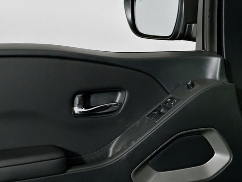 Used 2025 Nissan Frontier SV image 17