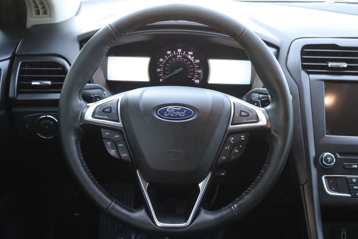 Used 2018 Ford Fusion SE w/ Equipment Group 201A FWD image 18