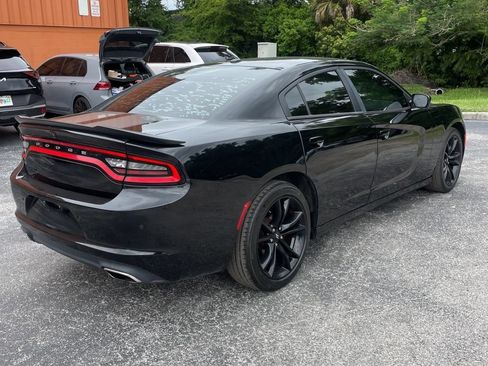 Used 2018 Dodge Charger SXT w/ Blacktop Package RWD image 3