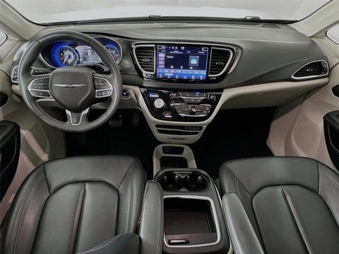 Used 2024 Chrysler Pacifica Touring-L image 31
