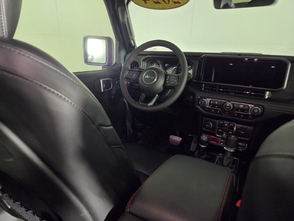 Used 2024 Jeep Wrangler Unlimited Rubicon AWD/4WD image 31