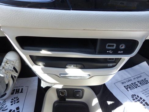 Used 2020 Chrysler Pacifica Limited FWD image 32