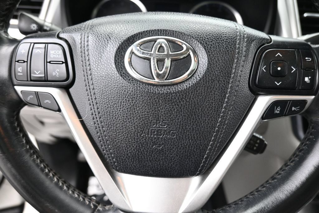 Used 2017 Toyota Highlander XLE AWD/4WD image 13
