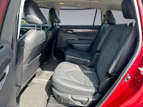 Used 2024 Toyota Highlander Platinum FWD image 32