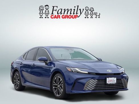 Used 2025 Toyota Camry XLE FWD image 2