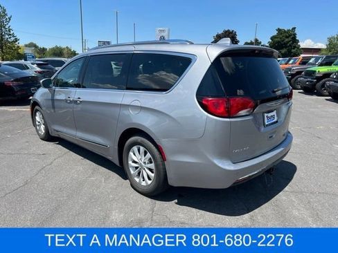 Used 2018 Chrysler Pacifica Touring-L FWD image 3
