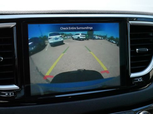 Used 2024 Chrysler Pacifica Touring-L FWD image 28