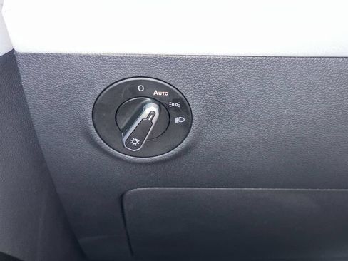 Certified 2025 Volkswagen Taos SE FWD image 14