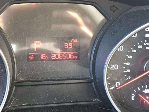 Used 2015 Kia Sedona LX image 11