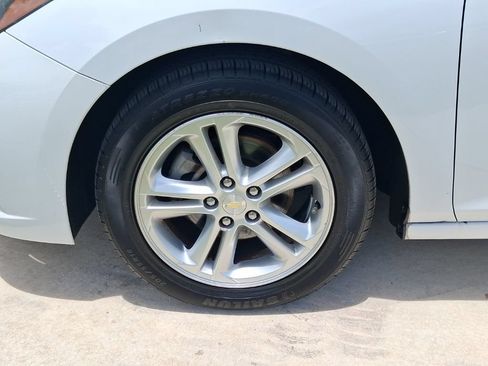 Used 2017 Chevrolet Cruze LT FWD image 3