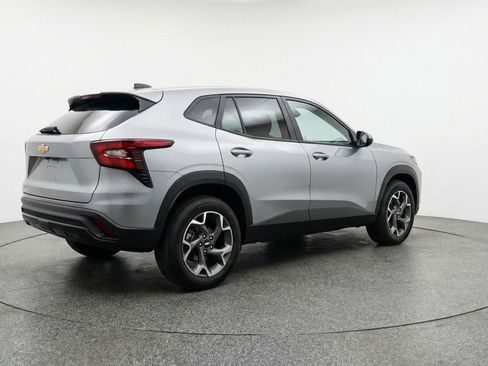 Used 2025 Chevrolet Trax LT FWD image 9