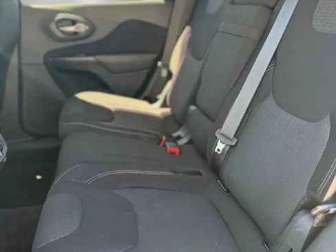 Used 2016 Jeep Cherokee Latitude AWD/4WD image 18