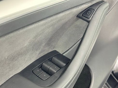 Used 2022 Tesla Model Y Long Range image 31