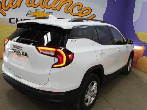 Used 2024 GMC Terrain SLE w/ Driver Convenience Package FWD image 8