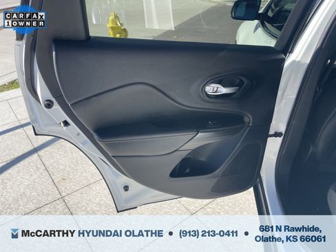 Used 2016 Jeep Cherokee Limited image 25