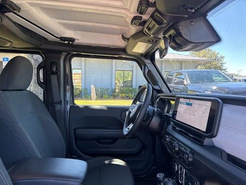 Used 2025 Jeep Wrangler Unlimited Sahara AWD/4WD image 11